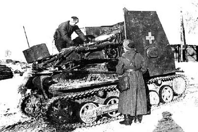 Бойцы Красной Армии осматривают захваченную САУ sIG33Sf auf PzKpfw I Ausf B - фото 145