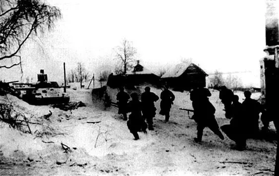 Пехотинцы при поддержке КВ1 врываются в населенный пункт январь 1942 г - фото 149