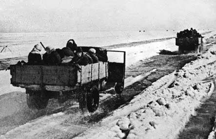 Эвакуация населения из блокадного Ленинграда Желая ускорить победу над врагом - фото 160
