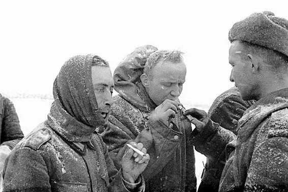Советский боец дает прикурить пленным немцам В это время Проходит пленум - фото 165