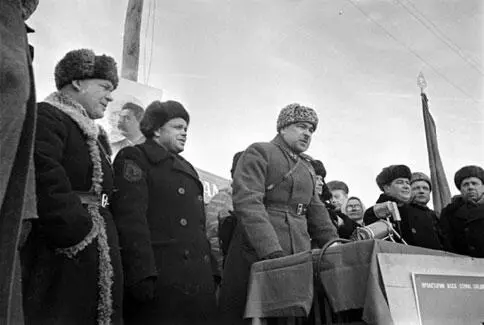 Командующий 5й армией генераллейтенант Л А Говоров выступает на митинге в - фото 168