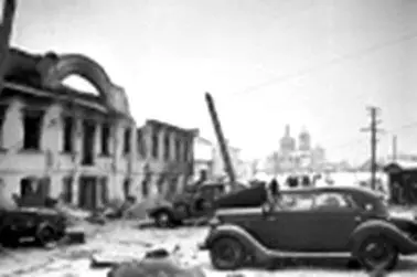 Улица города Торопец после освобождения После боя в блиндаже 1942 г В - фото 178