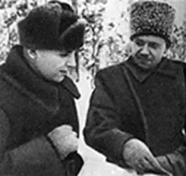 Командующий Калининским фронтом генераллейтенант И С Конев слева и - фото 197