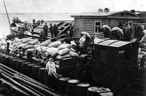 Доставка продовольствия в осажденный Ленинград 1942 г В городе создаются - фото 203