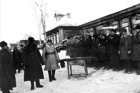 Командующий 20й армией генераллейтенант Власов и дивизионный комиссар Лобачев - фото 210