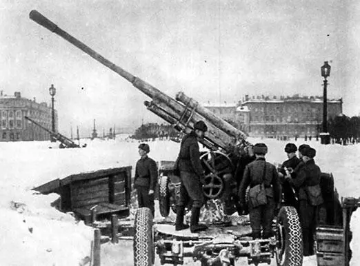Зенитные орудия на Марсовом поле Ленинград 1942 г Школьный урок в - фото 214