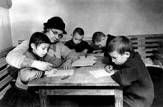 Школьный урок в ленинградском бомбоубежище 1942 Женщина на ленинградской - фото 215