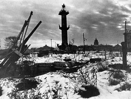 В блокадном Ленинграде Жители блокадного Ленинграда на улице На заднем - фото 218