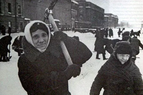Расчистка улиц от снега осуществлялась в Ленинграде невзирая на осадное - фото 221
