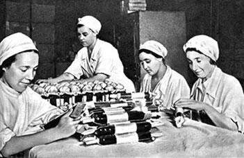 Подготовка ампул с кровью для отправки на фронт 1942 г Ленинград Когда - фото 240