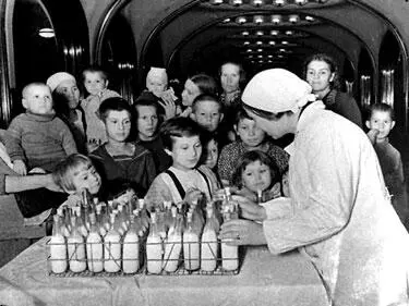 В московском метро на станции Маяковская используемой как бомбоубежище идет - фото 242