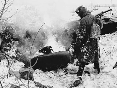 Догорает сбитый фашистский самолет Ю88 Исход дня 29 января Войска 49 - фото 246