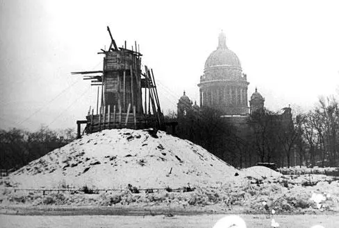 Медный всадник в блокадном облачении Блокадный Ленинград Улица - фото 289
