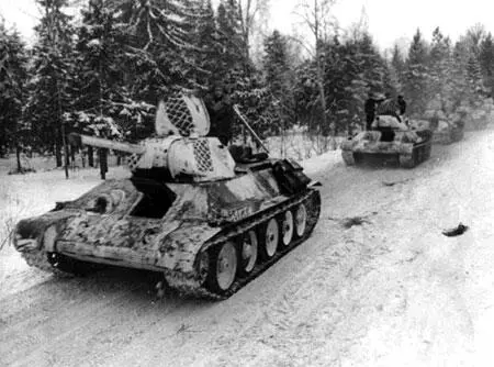 Колонна танков Т34 На танках камуфляж чешуйчатый он же следы шин для - фото 302