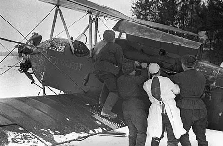 Санитарный самолет времен войны 1942 год Транспортировка в санитарный самолет - фото 322