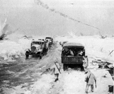 На Ладоге В этот день 7 февраля 1942 года в Ленинграде умер от истощения - фото 326