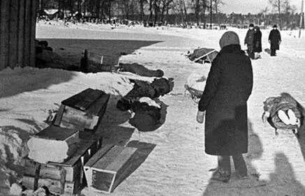 Одно из мест сбора умерших ленинградцев Ленинград 12 февраля 1942 г - фото 363