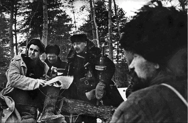 Подготовка партизан к боевой операции За зиму 194142 гг партизаны пускают - фото 370