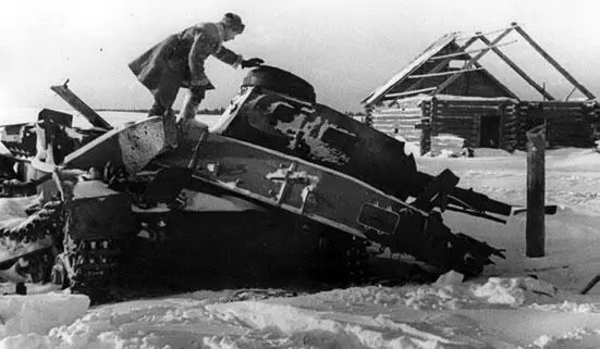 Советский солдат осматривает уничтоженный немецкий средний танк TIV Днем 15 - фото 378
