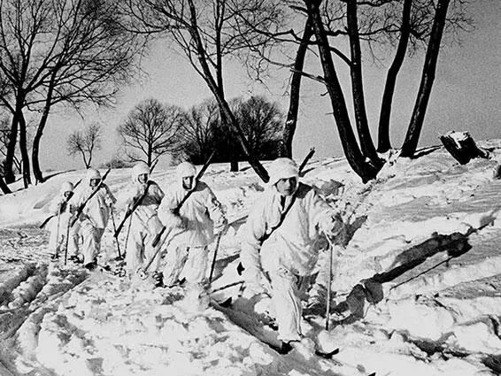 Отряд лыжников вышел в тыл противника 1942 г Обогащается теория и практика - фото 423