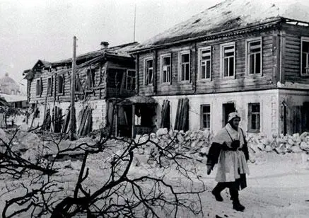 Разрушенные дома в оккупированном фашистами г Холм Зима 1942 г Днем 23 - фото 430