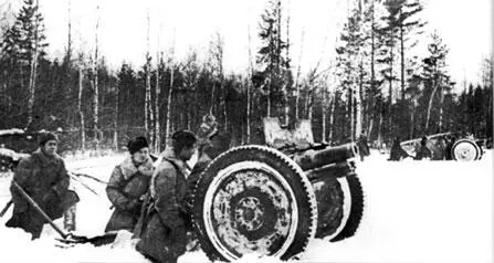 Батарея советских 762мм полковых пушек 1942 г 25 февраля В этот день - фото 441