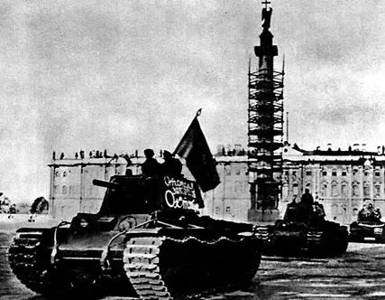 Танки идут через Дворцовую площадь на фронт Ленинград 1942 г Авиация БФ - фото 442