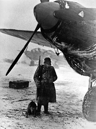 Немецкий аэродром Бомбардировщики Хейнкель He111 H6 Из архивных - фото 10