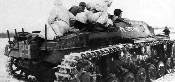 Трофейная самоходка StuG III с надписью Мститель Западный фронт март 1942 - фото 31