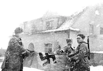 Фашистский флаг сорван г Юхнов март 1942 г Днем 5 марта 43я армия - фото 44