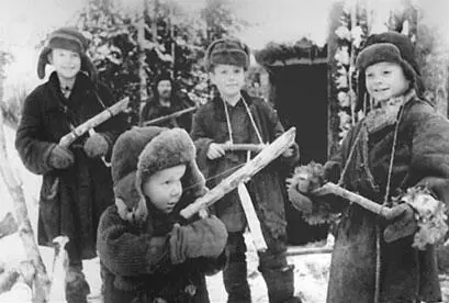 Партизанское детство Партизаны забирают у убитых ими немецких солдат одежду - фото 104