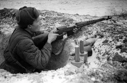 Советский пехотинец на огневой позиции 30я армия ведет уличные бои в - фото 127