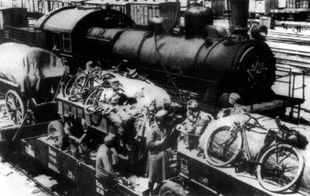 Советский паровоз Э 6009 на захваченной немцами железнодорожной станции - фото 137