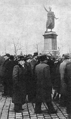 Антивоенная демонстрация у памятника Ш Петефи в Будапеште 15 марта 1942 г - фото 142