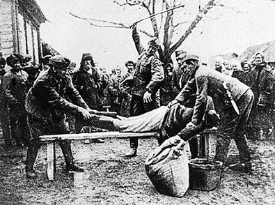 Гитлеровские палачи согнали жителей всей деревни на мучительное и постыдное - фото 145