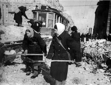 На расчистке улиц от снега Из газеты Красная звезда 15 марта 1942 года - фото 146