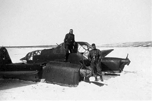 Немецкий самолетразведчик ФоккеВульф после вынужденной посадки сел на брюхо - фото 159