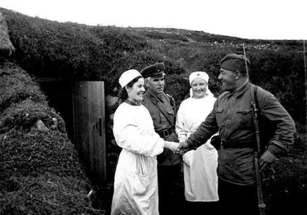 Выписавшийся боец Красной Армии прощается с врачом госпиталя 20 марта 1942 - фото 164