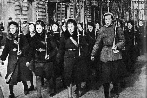 Женщиныдобровольцы на защите Ленинграда 1942 г Начальник ледового участка - фото 192