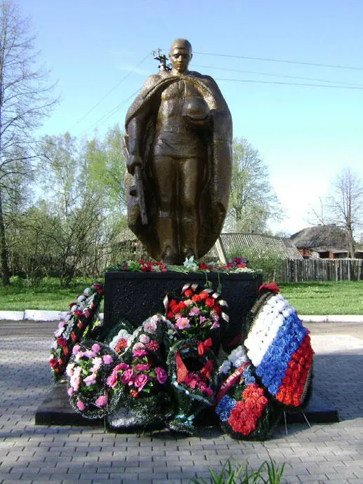 Память сердца Памятник Неизвестному солдату на угранской земле у которого - фото 211
