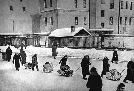 Март 1942 года Эвакуируемые из города везут свои вещи на Финляндский вокзал - фото 215