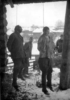 Казнь пленных красноармейцев 1942 год В конце марта вступают в ожесточенную - фото 227