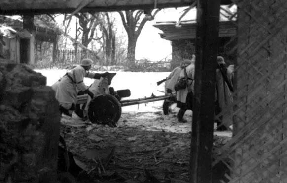Расчет немецкой пушки PaK 3536 меняет позицию 30я армия на всем фронте - фото 237