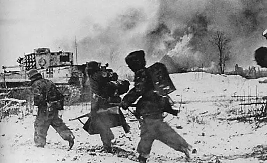 Немецкие солдаты меняют позицию под прикрытием танков Pz Kpfw VI Тигр В - фото 239