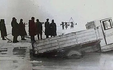 На Ладожском озере весной Из Шепелева на остров Сескар перешла колонна из 10 - фото 275