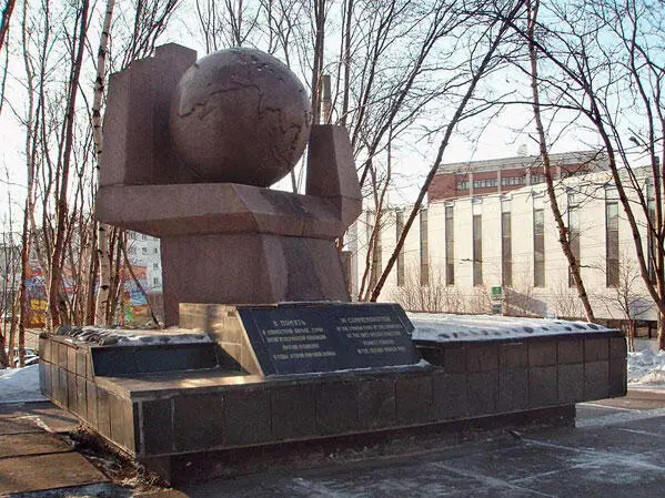Монумент в честь содружества стран антигитлеровской коалиции в Мурманске В - фото 283