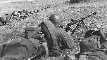 Советские бронебойщики в бою 7 апреля 1942 г Вторник За 6 апреля сбито в - фото 284