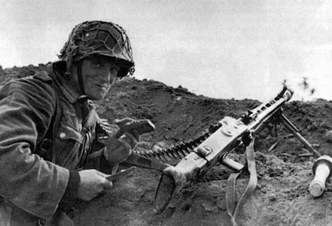 Немецкий пулеметчик с пулеметом MG42 и гранатой M24 под боком во время обеда - фото 286