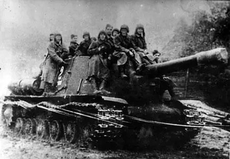 Советские танкисты и пехотинцы на САУ ИСУ152 двигаются на передовую В течение - фото 308