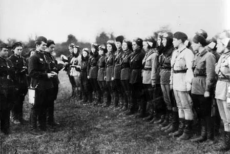 Командир 46й НБАП Евдокия Давыдовна Бершанская руководя полком сумела - фото 310